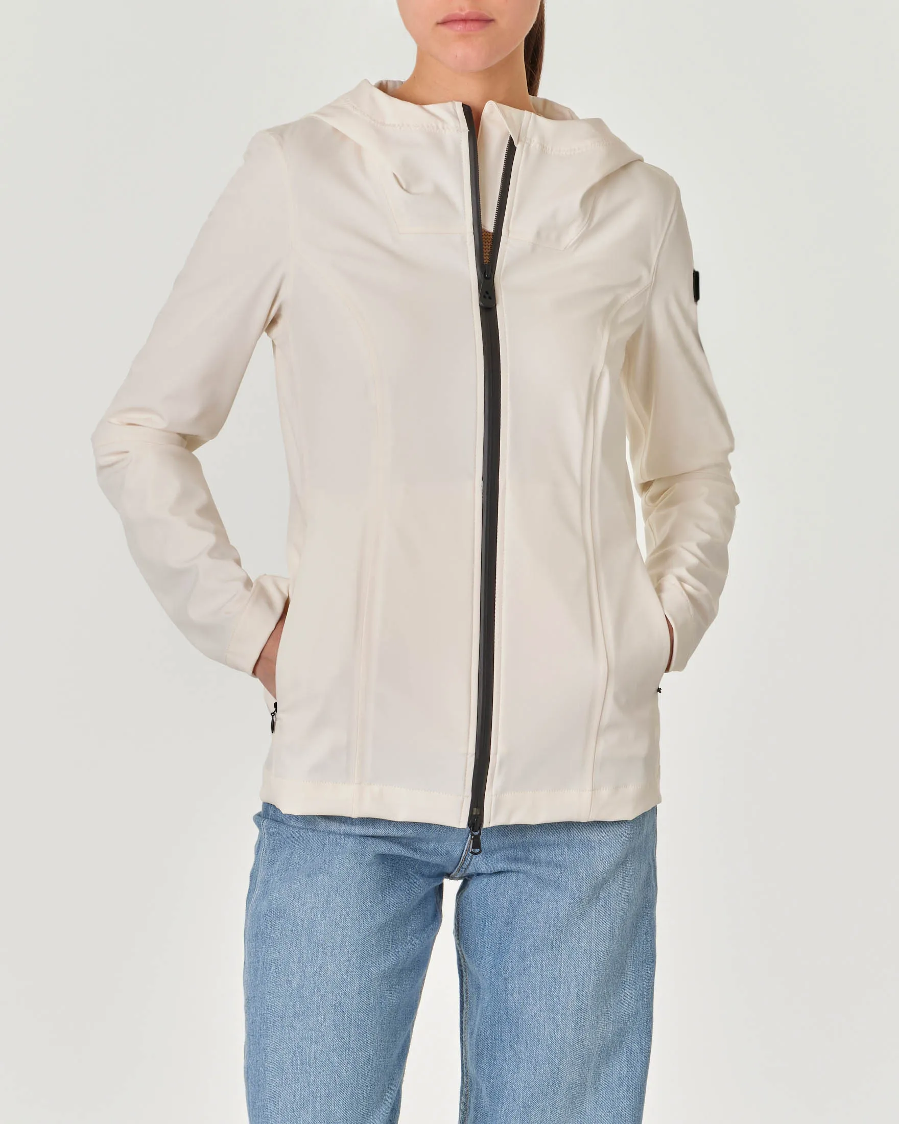 Giubbino color latte slim fit in tela di nylon elasticizzato effetto semi lucido con cappuccio