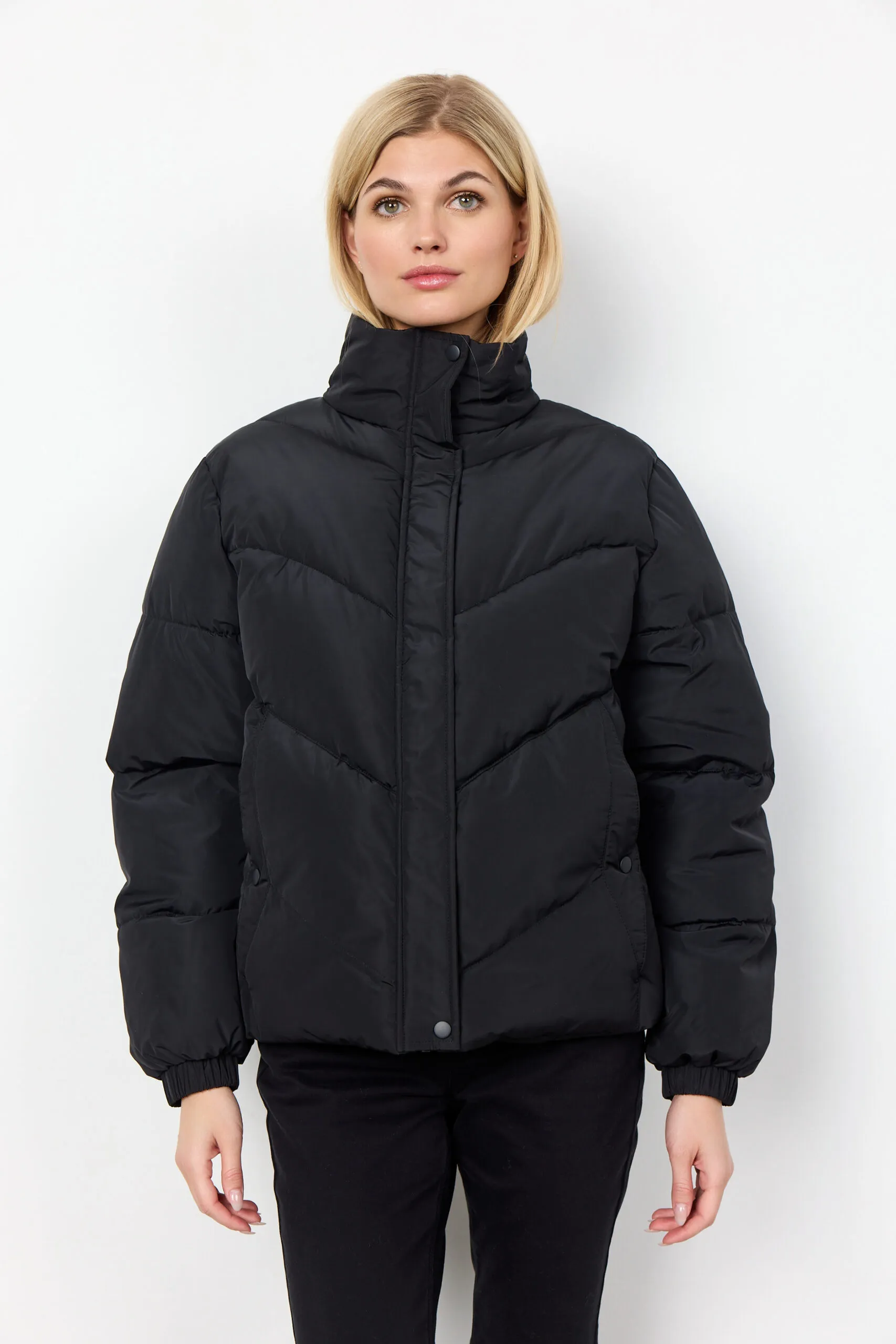SC-Nina 23: Puffer Jacket nero- Il Mix Perfetto tra Stile e Comfort