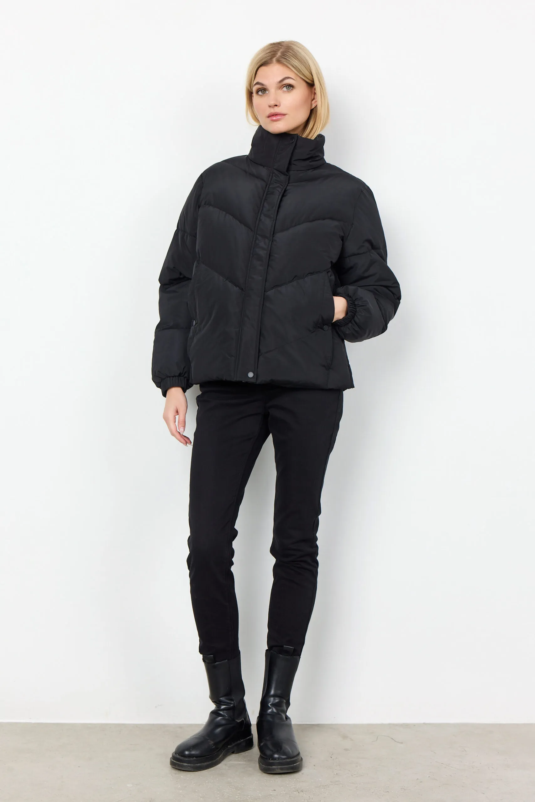 SC-Nina 23: Puffer Jacket nero- Il Mix Perfetto tra Stile e Comfort