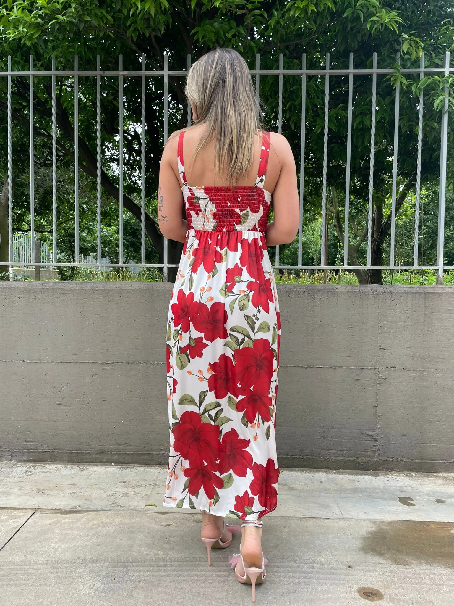 Vestito lungo floreale con spacco e scollo quadrato