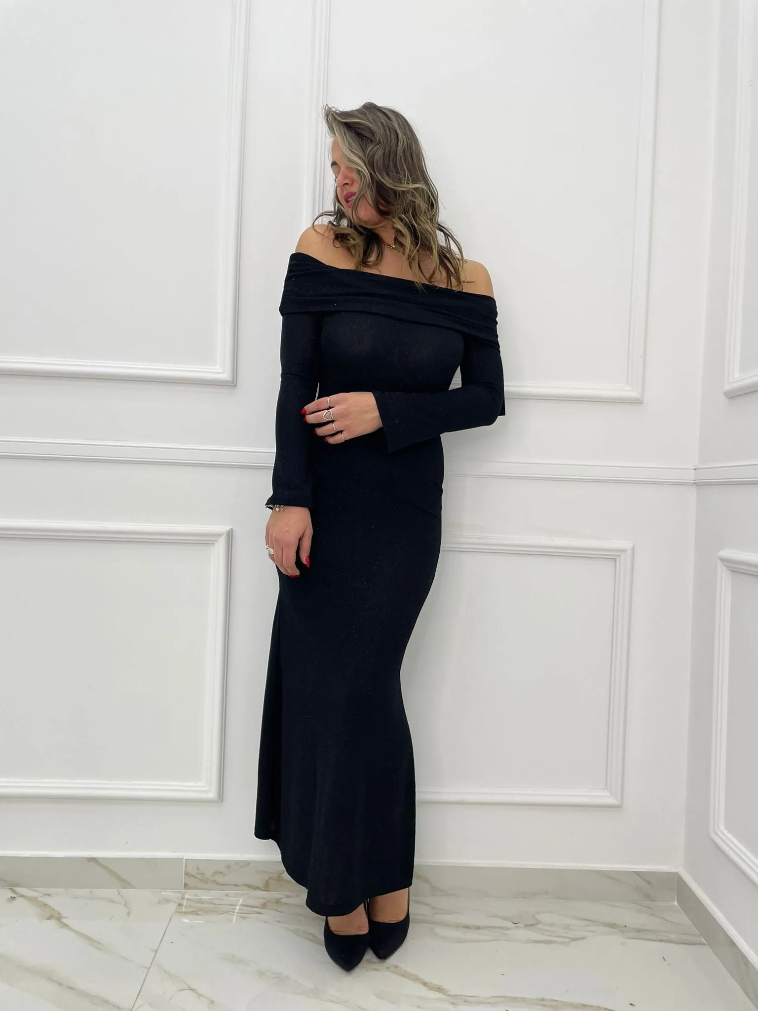 Vestito lungo laminato con scollo a barca